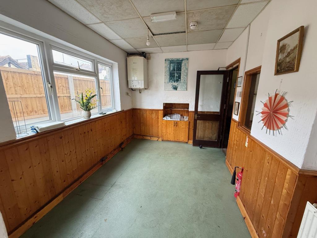 Lot: 176 - HOUSE OF MULTIPLE OCCUPATION FOR IMPROVEMENT - Dining area